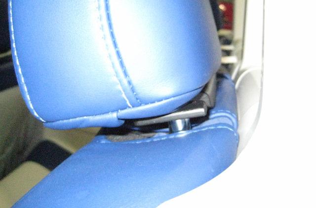 (c) Push the head rest receiver all the way through until the receiver head rest post