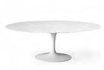 . Tavolo ovale con basamento in fusione di alluminio.