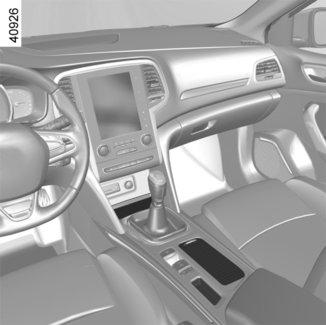 PASSENGER COMPARTMENT STORAGE SPACE AND FITTINGS (2/4) 4 3 6 6 3 3 Central storage compartment 4 A sliding system 5 holds maintains