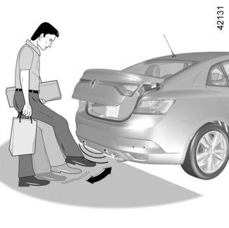 LUGGAGE COMPARTMENT: 4-DOOR VERSION (2/3) The sensor detects the approach and then the removal of your foot and triggers the opening of the boot lid. Do not keep your foot in the air.