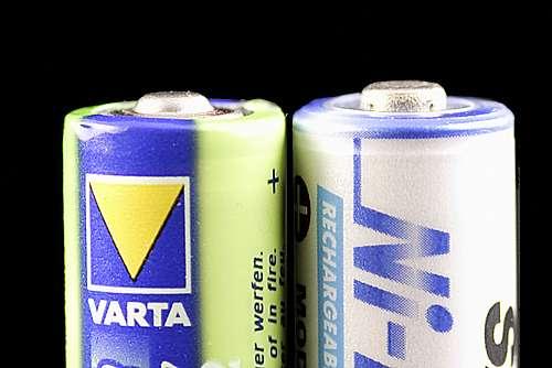 The second photograph shows how the Varta battery body is 1mm shorter than normal.