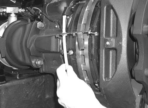 Figure 28 : Brake pad retaining plate and bolt F05251 4.