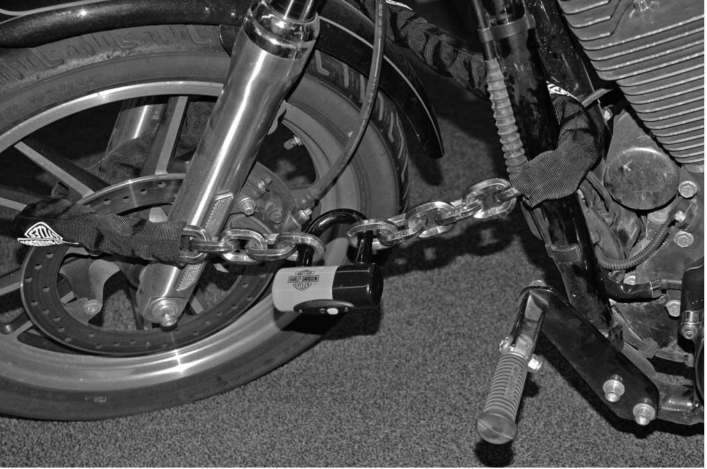 is06464 Figure 3. Secure Chain Through Frame SECURING MOTORCYCLE Always lock your Harley-Davidson motorcycle anytime you are away from it, including at home.