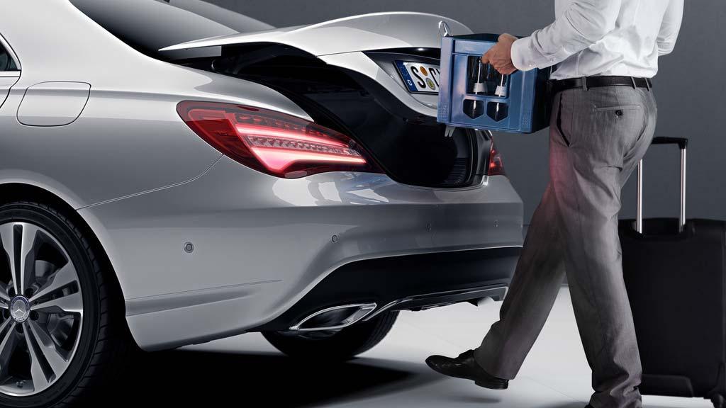 Innovation: Hands-Free Access Premium Plus Package on CLA 250 & 250 4M, Premium Package on CLA 45 4M This function allows contactless, fully automatic opening of the trunk lid simply by performing a
