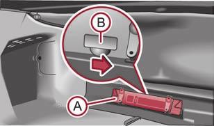 34 Unlocking and locking Ensure that the lock is properly engaged after closing the boot lid.