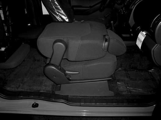 SEAT LIFTER (if so equipped) Turn either dial to adjust the angle and height of the seat cushion to the desired position.