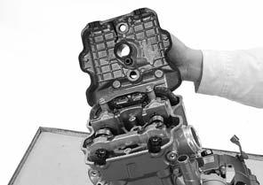 INSTALLATION Apply sealant (Three bond 5211C, 1207B, 1215, SS KE45 or equivalent) to the cylinder head semi-circular cut-outs as shown.