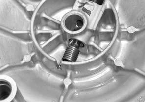 CLUTCH/GEARSHIFT LINKAGE Install the return spring to the right crankcase cover by aligning the