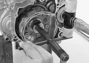 TOOL: Flywheel holder 07725-0040001 Remove the flywheel using the special tool.