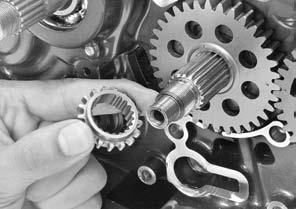 CRANKCASE/CRANKSHAFT/TRANSMISSION/BALANCER Install the timing sprocket while aligning its wide groove with the punch mark on the crankshaft. Align Apply engine oil to the cam chain whole surface.