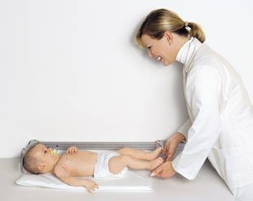 lying down. The measuring rod can be firmly screwed to the changing table (wall mounting also possible) or used as a mobile rod.