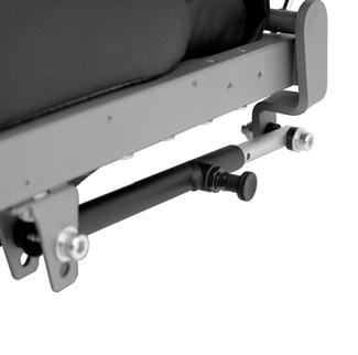 Pull out the spring-loaded handle of the instant lock so that the clamp tube runs freely and it is possible to adjust the angle of the backrest. 2.