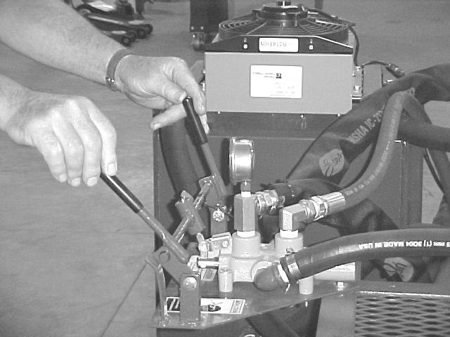 OPERATING INSTRUCTIONS 7 Operate Hydraulic valve