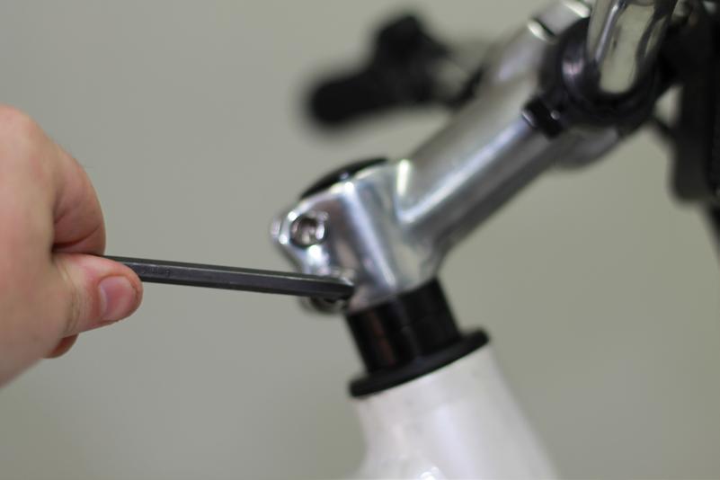 Align the handlebars sp that the wheel and handlebar stem are parallel and fasten