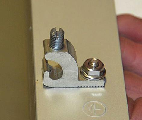 *Minimum of 1/4 clearance required between bare copper wire and aluminum. Rock-It clip ss install 1 2 fig.