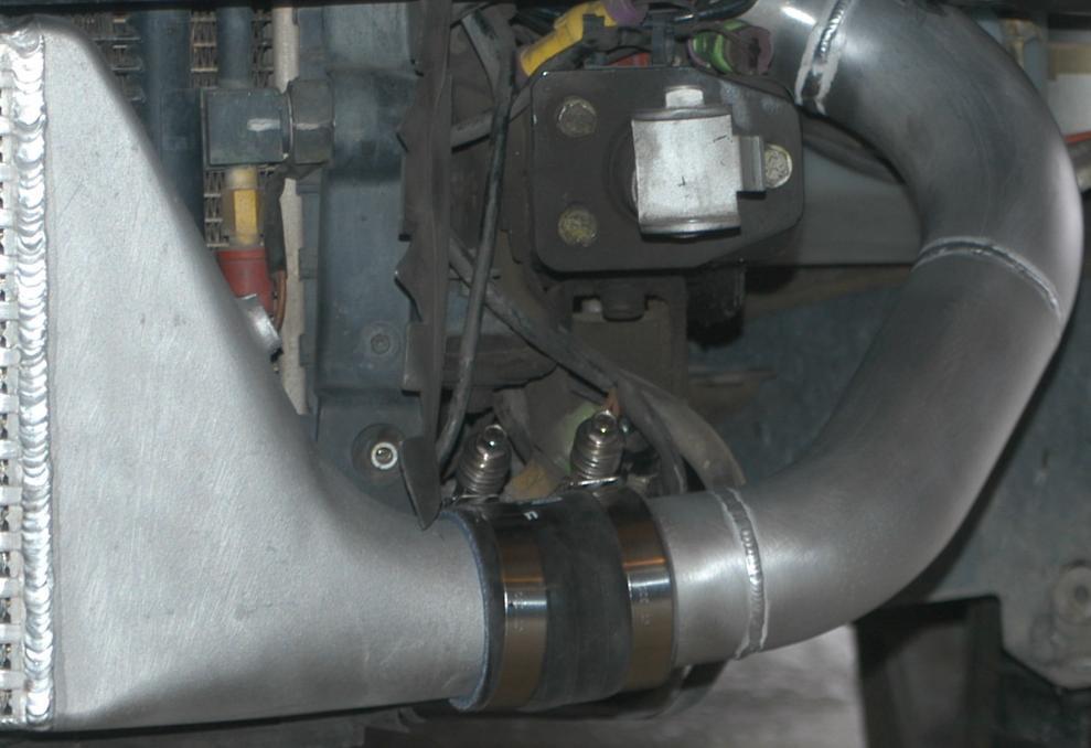 22) Install the supplied 2 ½ Samco hose coupling onto the intercooler outlet and tighten the hose clamp.