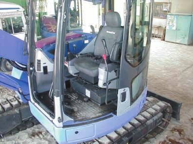 (3) Interior same with medium-sized hydraulic excavators The interior of the current models is still the interior of a mini-excavator.