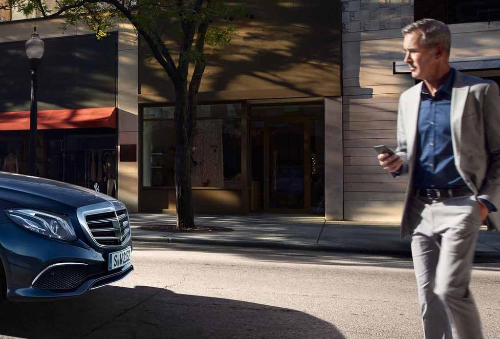 21 Always in contact. If you so wish, you can use your compatible smartphone to open the new E-Class and provide proof of the necessary authorisation to start the car.
