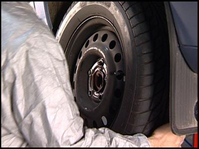 Removing a tire Engines: Motive Power Types: Handout Activity: HA515 HA515-2 Student/Intern information: Name Date Class Removing a tire Summary An inflated tire is a pressure vessel that must be