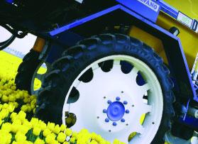 OPTITRAC DT8 12 R 1W Radial Agricultural Traction Drive 13 Features & Benefits Narrow tyres for row crop application Narrow cross section: easy crop clearance Round shoulders: plant and soil