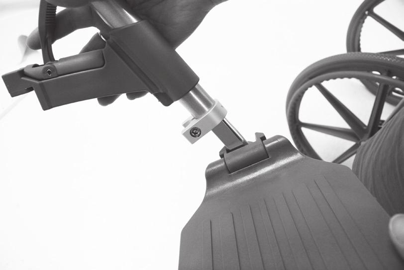 ENSURE THAT ALL CASTORS AND WHEELS ARE POSITIONED AT THE SAME HEIGHT AND LEVEL ON THE GROUND. (Fig. 4) Footrest Operation 1.
