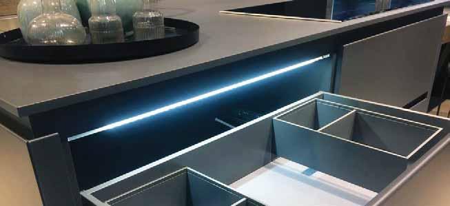 SIL-LED B LED interior cabinet luminaire 60 Connection: LED transformer DC 24 V Life: L70/B10 60,000 hours Energy efficiency: LED 107 lm/w; luminaire: 241 lm/m (61 lm/w) this luminaire contains