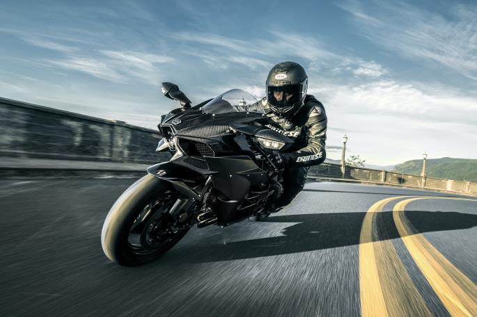 Adding to the amazing pair of motorcycle is the new 2017 Ninja H2 Carbon, a special, limited edition model that features a beautiful carbon-fiber front body work and special insignia.