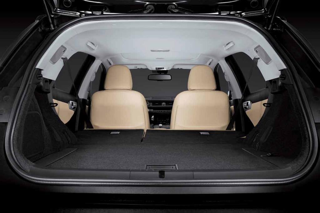 INTELLIGENT LUGGAGE FLEXIBILITY CREATE YOUR OWN SPACE The interior of the CT 200h is both extremely