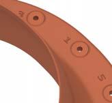 The two fastening straps make it possible to mount the rubber seal on the passthrough plate quickly.