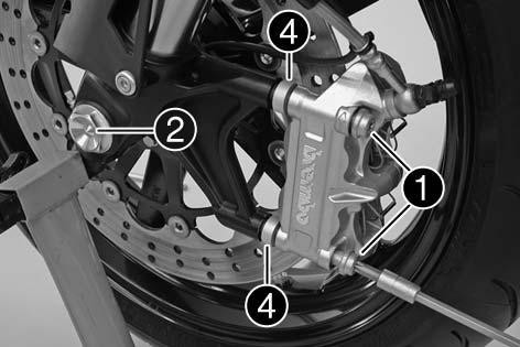 Position the brake calipers and make sure the brake pads are correctly positioned. Apply Loctite 243 to the screw threads [1], mount the distance bushings [4], mount the screws and tighten to 45 Nm.