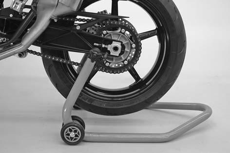 The rear wheel should not touch the ground Unscrew the collar nut [1], remove the chain tensioner [2], hold the rear wheel while you pull out the wheel spindle [3].