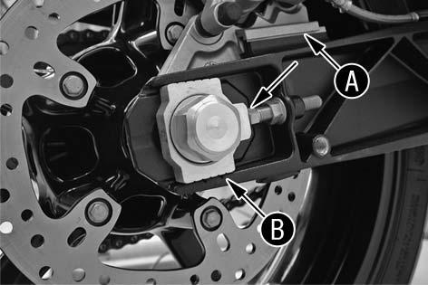 MAINTENANCE WORK ON CHASSIS AND ENGINE» 49 Before you mount the rear wheel, clean and grease the bearing face of the bushing [5] and the shaft seal ring [6].