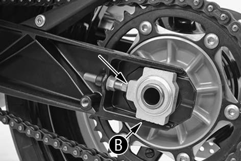 The marks on the chain tensioners must be in the same position on the left and right in relation to the reference marks [B].