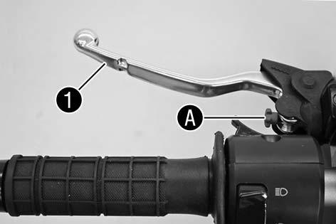 OPERATION INSTRUMENTS» 7 Clutch lever (690 Supermoto) The clutch lever [1] is fitted on the left hand side of the handle bar.