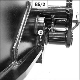 (fig. B4/3). - Grease fitting (4) for the tilt cylinder rod end (fig. B5/4).