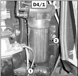 D5 - FUEL FILTER CARTRIDGE CHANGE WARNING Make sure the electrical system on the telescopic handler is disconnected, otherwise fuel will be released if the fuel pump is on. - Open the engine cover.
