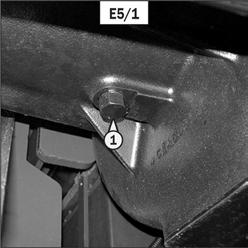 E5 - ANGLE GEAR BOX OIL DRAIN Park the telescopic handler on level ground with the engine stopped and the angle gear box oil still warm. - Place a container under drain plug (1) (fig.