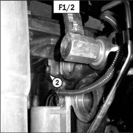 E11 Fill with oil (see chapter: 6 - MAINTENANCE: LUBRICANTS AND FUEL) by level port (1) (fig. E11). The level is correct when the oil level is flush with the edge of the hole.