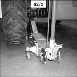 Place the jack under the flared axle tube, as near as possible to the wheel and adjust the jack (fig. G2/1). IMPORTANT: Do not engage the starter motor for more than 30 seconds.