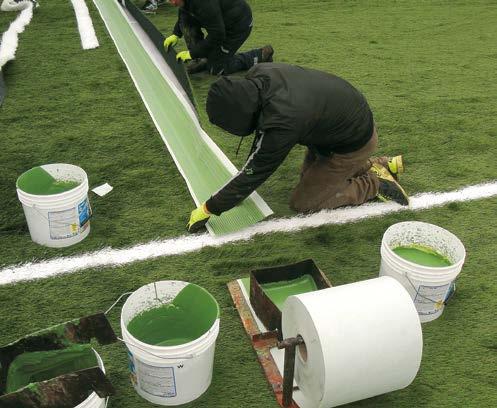 Lepljenje umetne trave po merilih standardov Fifa Po ustrezni pripravi in stabilizaciji podlage je bilo treba vgraditi le še folijo, ki bo skrbela za vodoravno odvodnjavanje, in