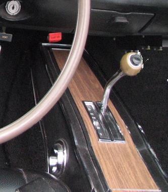 The manual transmission console is very similar to the automatic transmission.