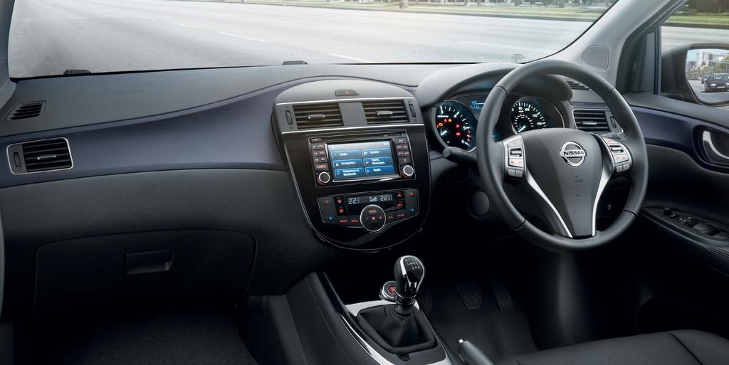 SURPRISING ALL ROUND INSIDE NISSAN PULSAR, all is elegance and finesse: soft touch materials and chrome detailing, extra-wide door armrests and amazing all-round visibility.