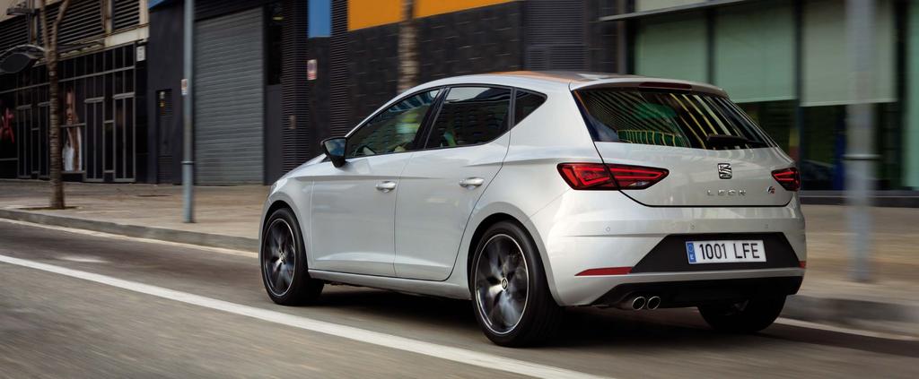 SEAT LEON This is the moment to live any moment. A FANCY DINNER WITH FRIENDS OR A ROMANTIC DRIVE UNDER THE STARS?