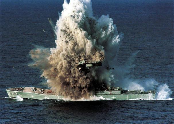 TORPEDOS Howell - Whitehead - MK 3 - MK 14 - MK 37 - MK 48/ADCAP The decommissioned Australian navy warship Torrens is blown up by a Mark 48 homing torpedo fired by one of the navy s new Collins