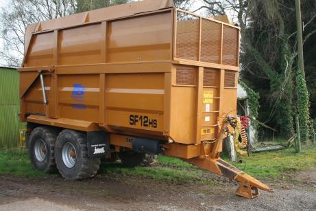 5 flotation tyres, load sensing air over hydraulic brakes, grain chute, sprung draw bar, hydraulic tailgate, Rear hitch c/w light and brake connections Serial No: 15972 2012 Richard Western 12 ton