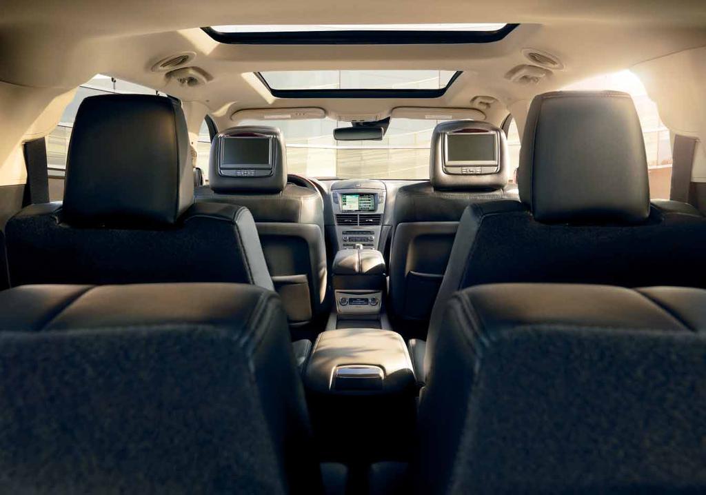 THE UNDENIABLE ADVANTAGE: EXPANSIVE ROOM FOR UP TO 4 ELBOWS. To describe Lincoln MKT as spacious would be something of an understatement. All 3 rows offer generous volume.