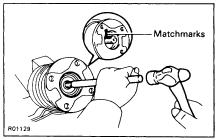 (e) Using a brass bar and hammer, remove the flange, 2 washers and center support bearing from the intermediate shaft. 3. INSPECT RUNOUT OF INTERMEDIATE SHAFT AND Maximum runout: 0.8 mm (0.031 in.