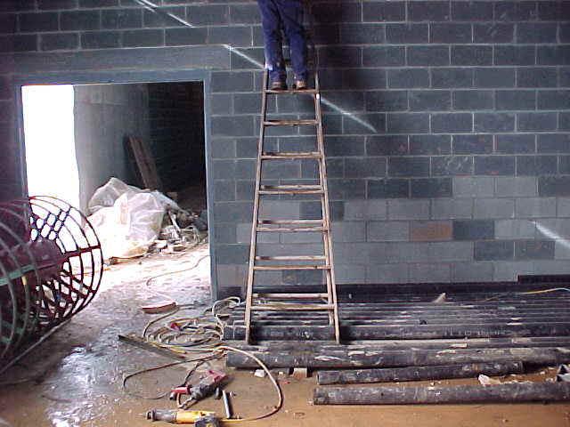 Controlling Hazards Set Up The area around the top and bottom of ladders shall be kept clear.
