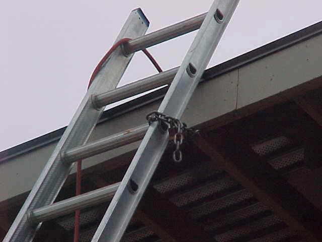 Do not drape cords, store things or hang objects on ladder.