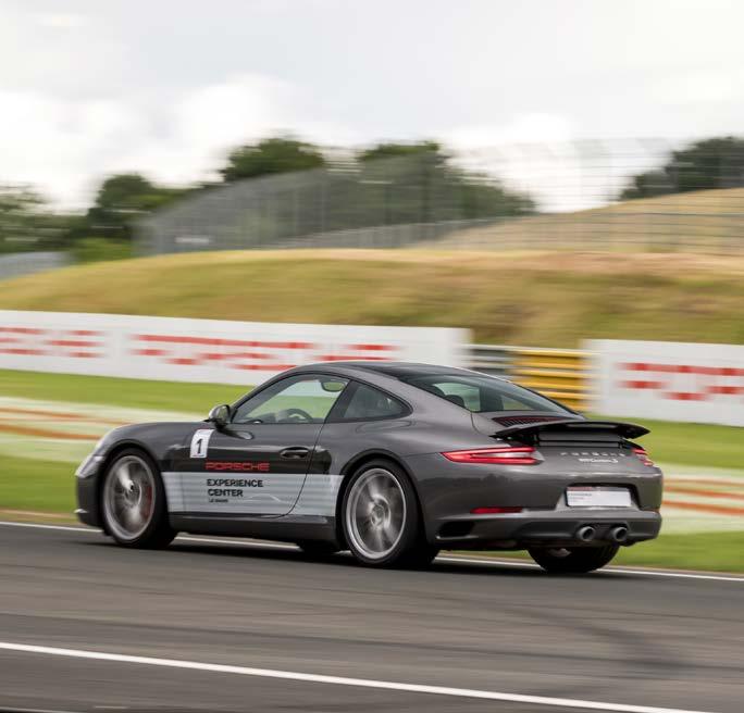 In convoy, try one of the Porsche of our fleet on the route of the 24 Hours circuit.